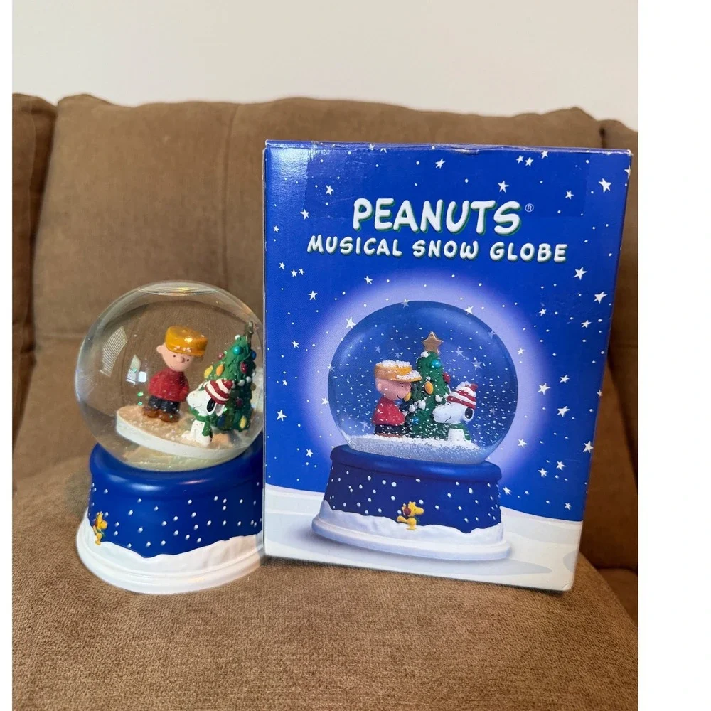 Hallmark Peanuts Musical Snow Globe Charlie Brown Snoopy Christmas Globe 200's